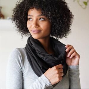 Beyond Yoga Infinity Pocket Black Scarf Modern Casual Boho Gym Yoga Travel